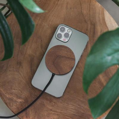 Woodcessories MagPad Walnuss Magnetische Wireless Qi Ladestation