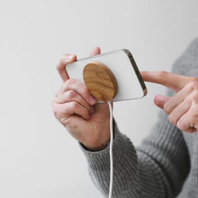 Woodcessories MagPad Eiche Magnetische Wireless Qi Ladestation