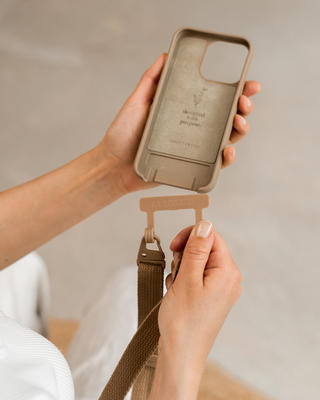 Woodcessories Change Case Bio Taupe + Lanyard pour iPhone 13/14